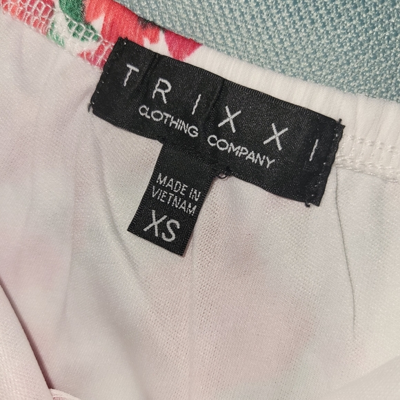 sleeveless floral romper - Picture 7 of 8